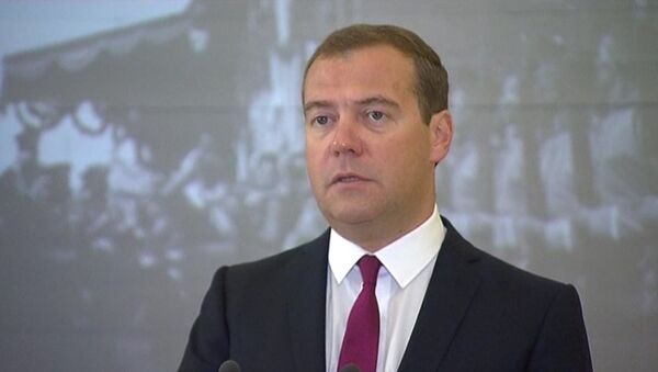 Мы все переживаем за Стенина - Медведев на выставке Взгляни в глаза войне