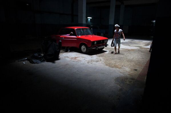 Автомобиль в гараже в Гаване