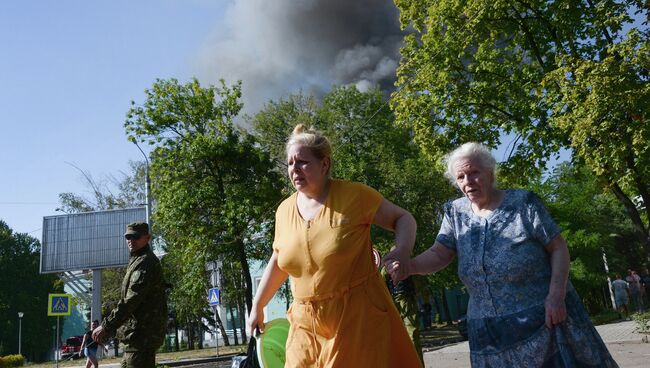 Жители Донецка во время обстрела города. 28 августа 2014 года