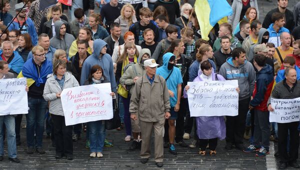 Участники акции с требованием спасти попавших в окружение на юго-востоке страны украинских военнослужащих