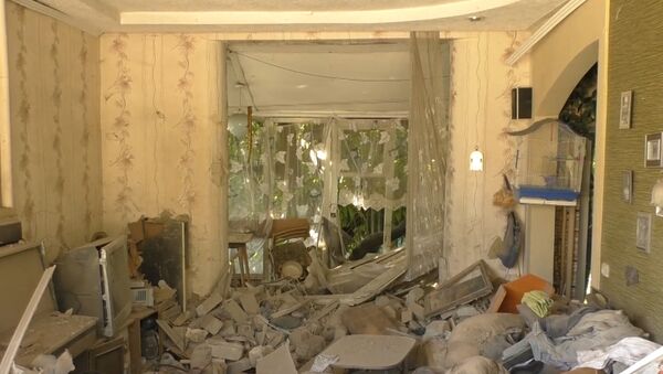 Сгоревшая мебель и разрушенные стены – последствия артобстрела в Донецке