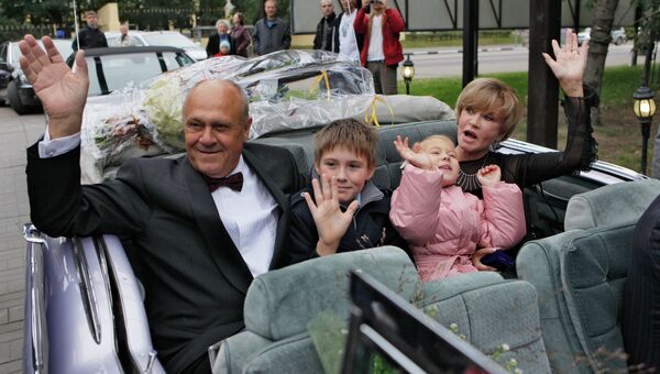 Владимир Меньшов с семьей на церемонии открытия именной звезды режиссера на Аллее звезд кино
