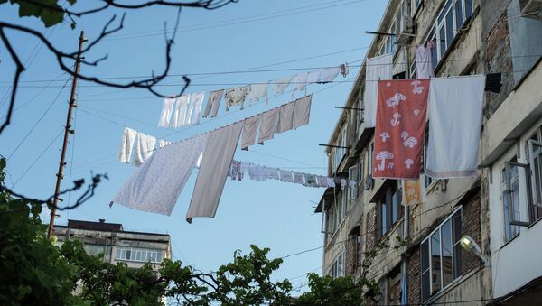 Сохнущее белье на одной из улиц Сухума. Архивное фото