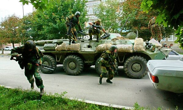 Спецназ возле захваченной школы в Беслане 3 сентября 2004