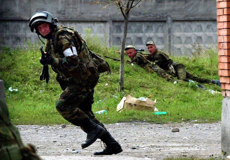 Боец подразделения ЦСН ФСБ Альфа возле захваченной школы в Беслане 3 сентября 2004 года