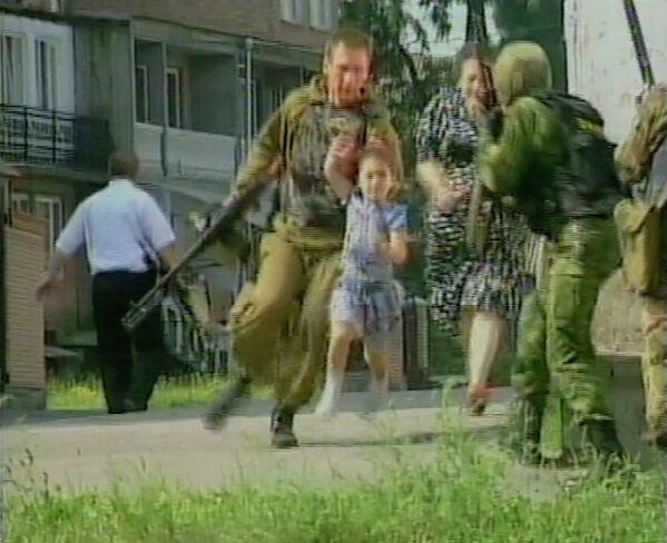 Спецназовец спасает из захваченной школы в Беслане девочку и женщину 1 сентября 2004