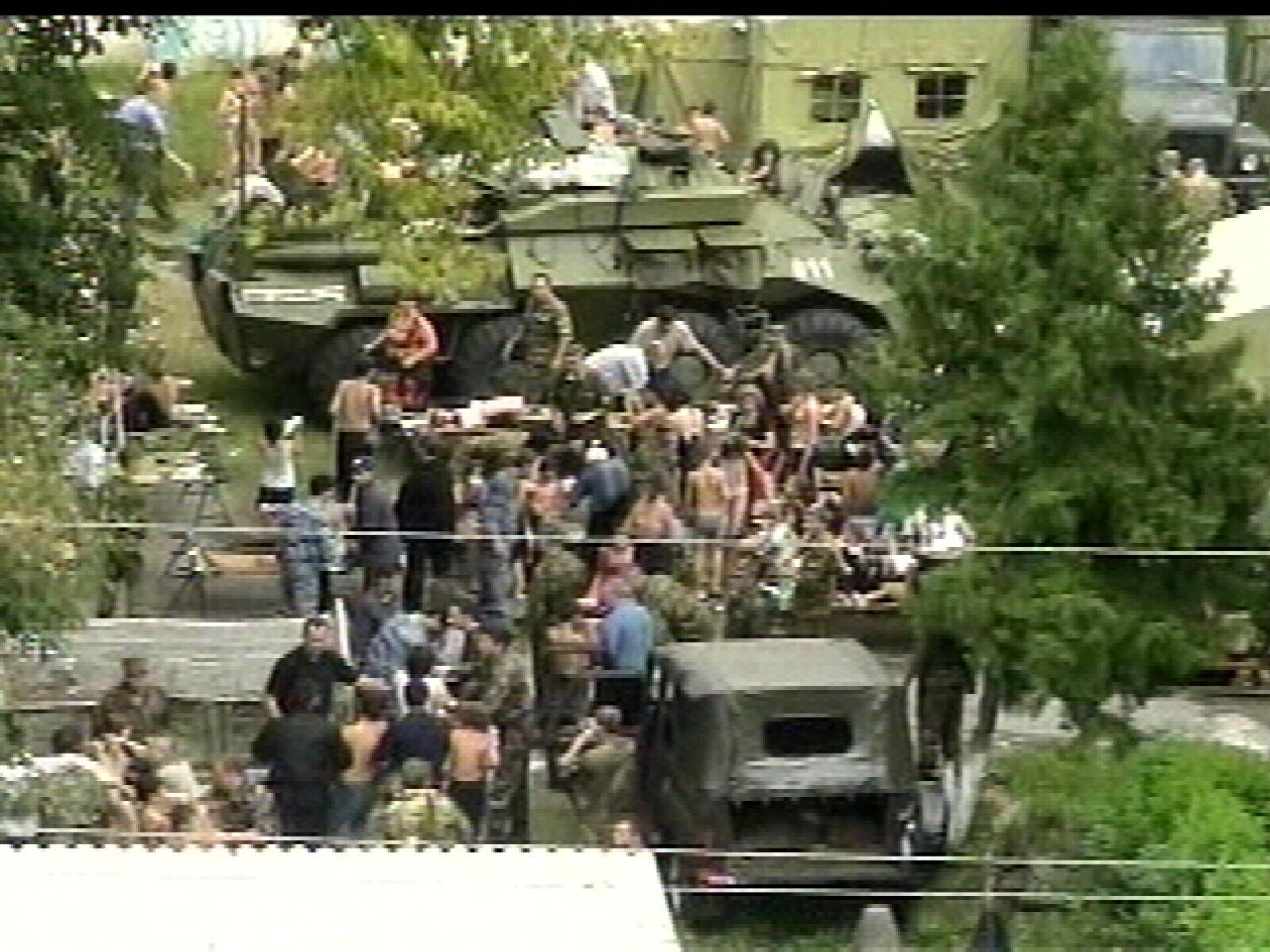 Спасшиеся из захваченной школы в Беслане 3 сентября 2004 - РИА Новости, 1920, 26.10.2020