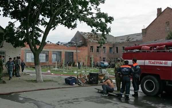Спасатели возле захваченной школы в Беслане 3 сентября 2004