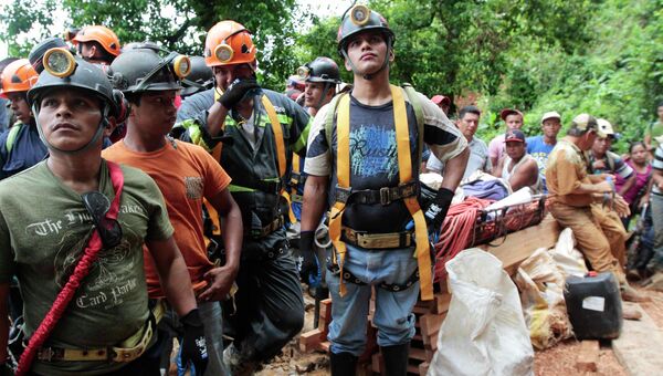 Спасатели на месте завала на золотом руднике в Никарагуа