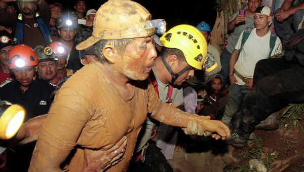 Спасенный шахтер и спасатель на золотом руднике в Никарагуа
