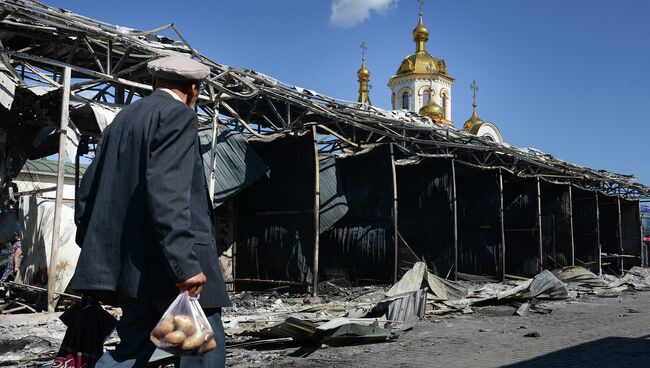 Житель города на одной из улиц Донецка