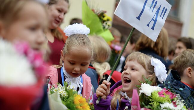 Первоклассники на торжественной линейке, посвященной Дню знаний