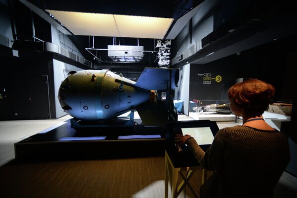 Посетители во время презентации нового мультимедийного объекта-инсталляции первой советской атомной бомбы РДС-1