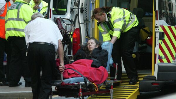 Эвакуация пострадавших из здания вокзала в Лондоне после серии взрывов. 7 июля 2005
