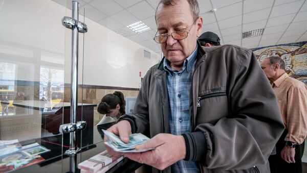 Мужчина получает пенсию в почтовом отделении в Симферополе