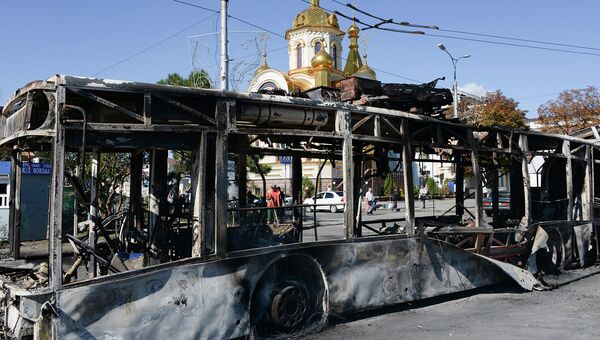 Сгоревший троллейбус на улице Донецка. Архивное фото