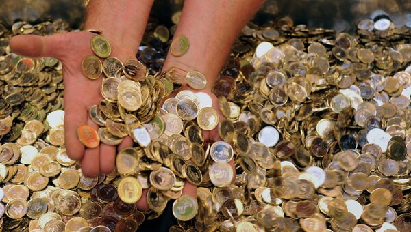 Сотрудник Национального банка Венгрии показывает новые монеты