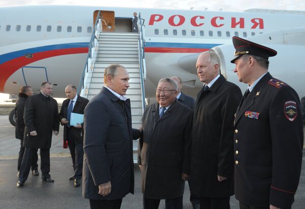 Президент России Владимир Путин во время встречи в аэропорту города Якутска