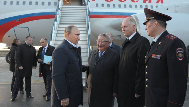 Президент России Владимир Путин во время встречи в аэропорту города Якутска