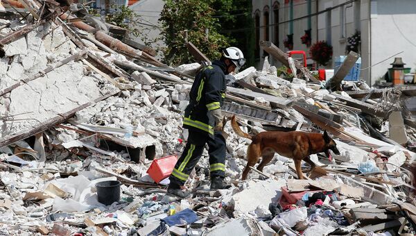 Спасатель на месте взрыва в пятиэтажном жилом доме в городе Росни-су-Буа, Франция