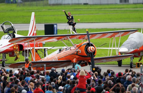 Команда воздушных акробатов Breitling Wingwalker на авиашоу в Пайерне, Швейцария