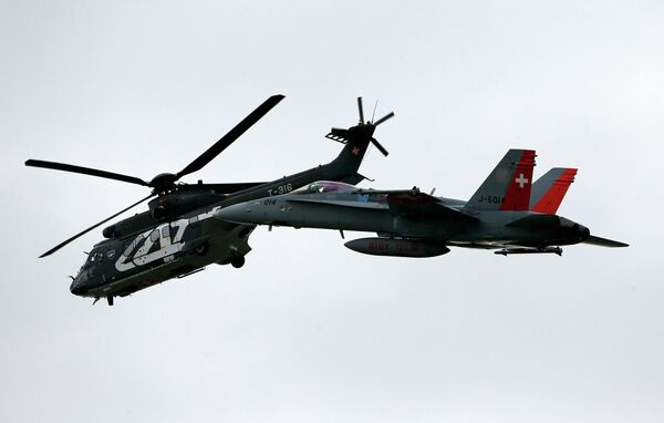 Швейцарский самолет F/A 18 Hornet и вертолет Super Puma на авиашоу в Пайерне, Швейцария