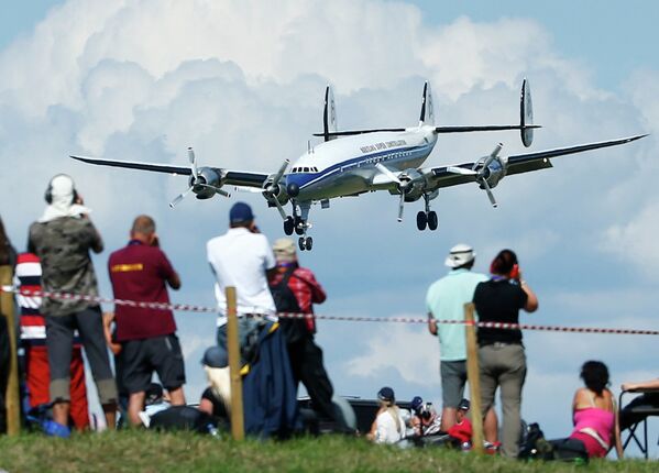 Самолет Lockheed Super Constellation заходит на посадку во время авиашоу в Пайерне, Швейцария