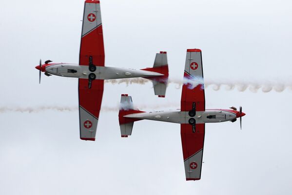 Самолеты из швейцарской пилотажной группы PC-7 Team на авиашоу в Пайерне, Швейцария