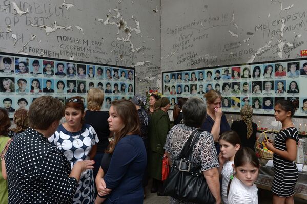 Местные жители на траурном мероприятии в годовщину трагедии в Беслане