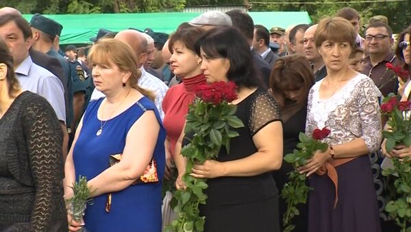 Сотни людей принесли цветы к школе в Беслане в десятую годовщину трагедии