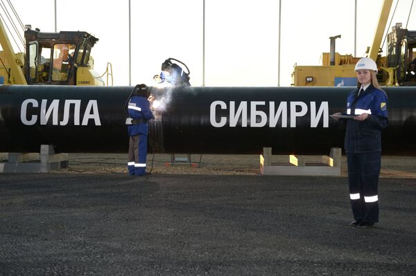 Сварка шва на церемонии соединения первого звена магистрального газопровода Сила Сибири на Намском тракте у села Ус Хатын. 2014 год Сварка шва на церемонии соединения первого звена магистрального газопровода Сила Сибири на Намском тракте у села Ус Хатын. 2014 год