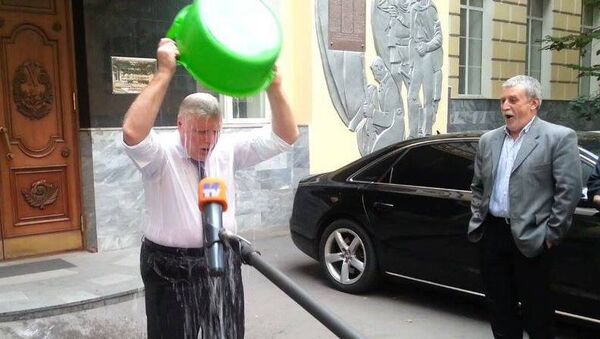 Лидер Справедливой России Сергей Миронов вылил на себя ведро ледяной воды в рамках акции Ice Bucket Challenge