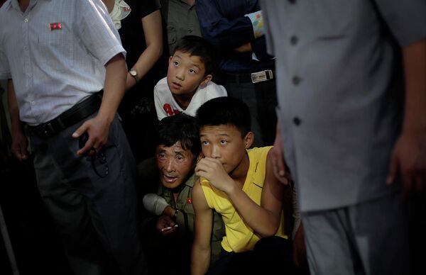 Зрители наблюдают за перетягиванием каната между северокорейскими детьми и бывшим игроком НФЛ по прозвищу Зверь