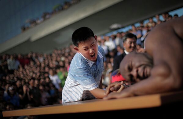 Северокорейский мальчик борется с участником турнира по рестлингу, бывшим игроком НФЛ по прозвищу Зверь