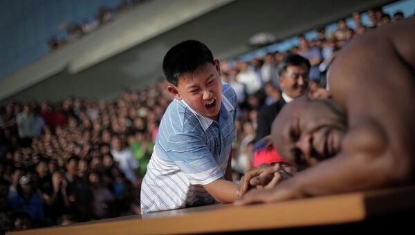 Северокорейский мальчик борется с участником турнира по рестлингу, бывшим игроком НФЛ по прозвищу Зверь