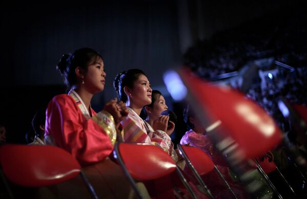 Северокорейские женщины в традиционных костюмах во время турнира по рестлингу