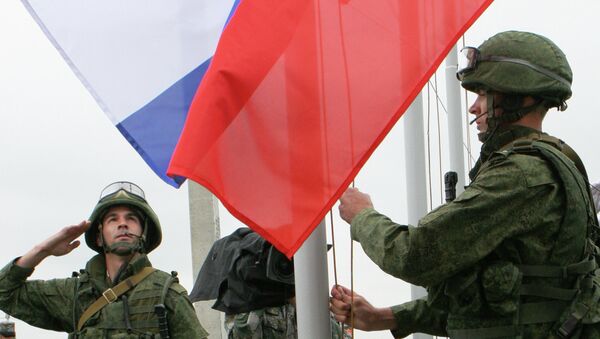 Солдаты поднимают российский флаг в полевом лагере, архивное фото