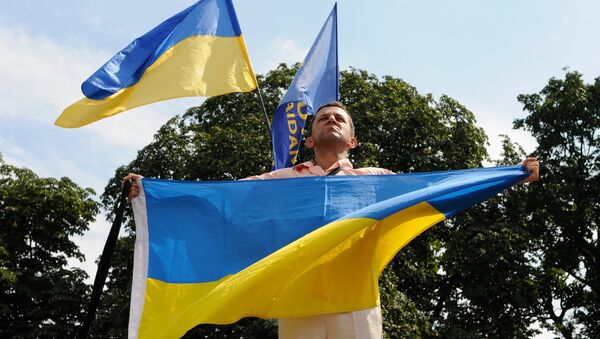 Человек с украинским флагом у здания Верховной Рады в Киеве