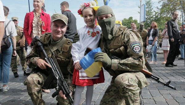 Украинские добровольцы перед отправкой в зону боевых действий на Восточной Украине. Архивное фото