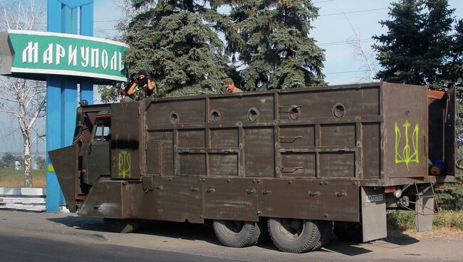 Бронированный автомобиль на въезде в город Мариуполь. Архивное фото