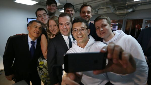 Председатель правительства России Дмитрий Медведев со студентами во время посещения технопарка Navigator Campus в Казани