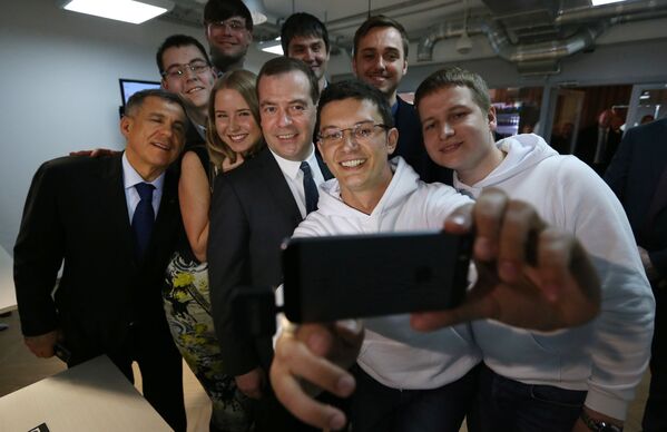 Председатель правительства России Дмитрий Медведев со студентами во время посещения технопарка Navigator Campus в Казани