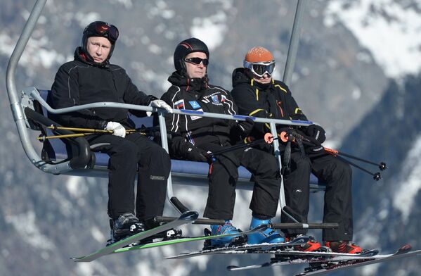 Президент России Владимир Путин и председатель правительства РФ Дмитрий Медведев на подъемнике во время катания на лыжах