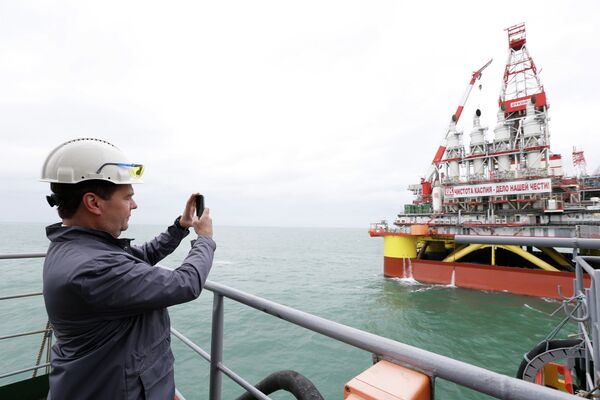 Дмитрий Медведев фотографирует морскую ледостойкую стационарную платформу имени Ю. Корчагина ОАО Лукойл