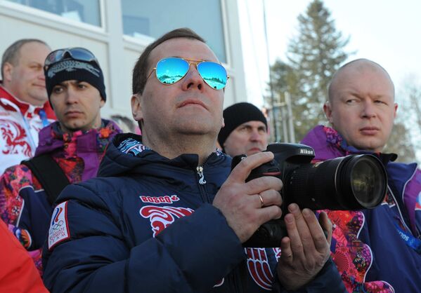 Дмитрий Медведев на трибуне в лыжно-биатлонном комплексе Лаура