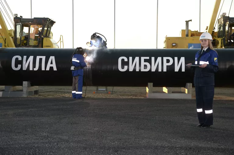 Сварка шва на церемонии соединения первого звена магистрального газопровода Сила Сибири Сварка шва на церемонии соединения первого звена магистрального газопровода Сила Сибири