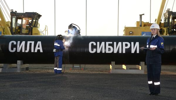 Сварка шва на церемонии соединения первого звена магистрального газопровода Сила Сибири