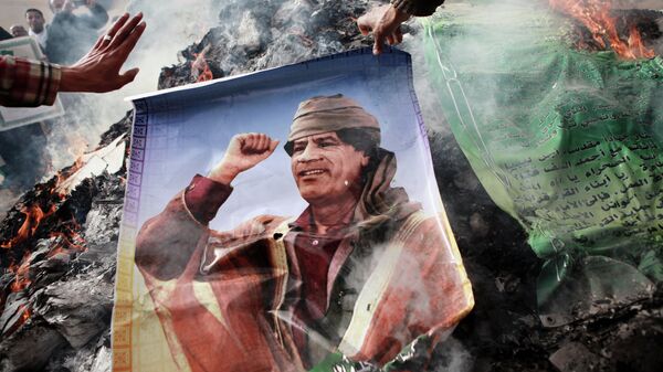 Жители Бенгази сжигают портреты Муамара Каддафи