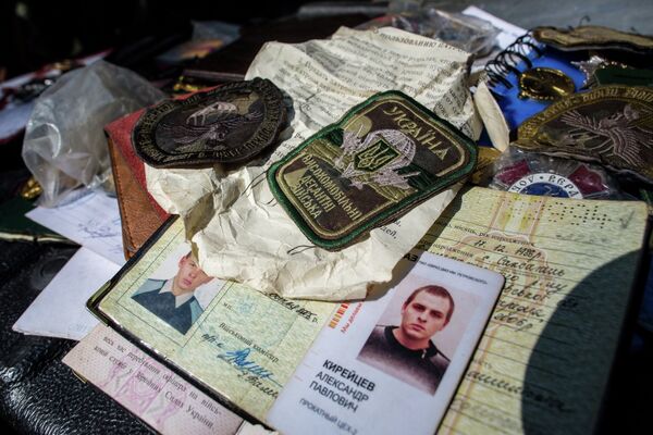 Документы и значки украинских военных, убитых в результате боев в городе Шахтерск под Донецком