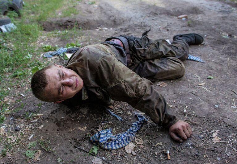 Раненый украинский военный, взятый в плен в ходе боя за город Шахтерск